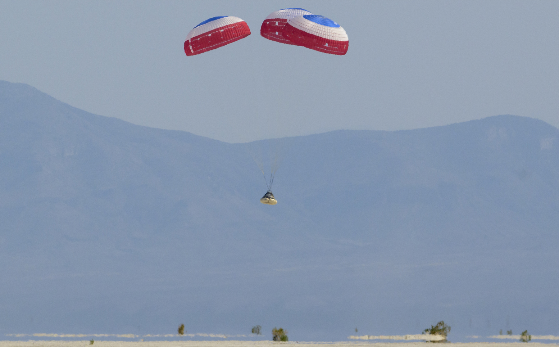 Descente sous parachute pour le Starliner OFT-2