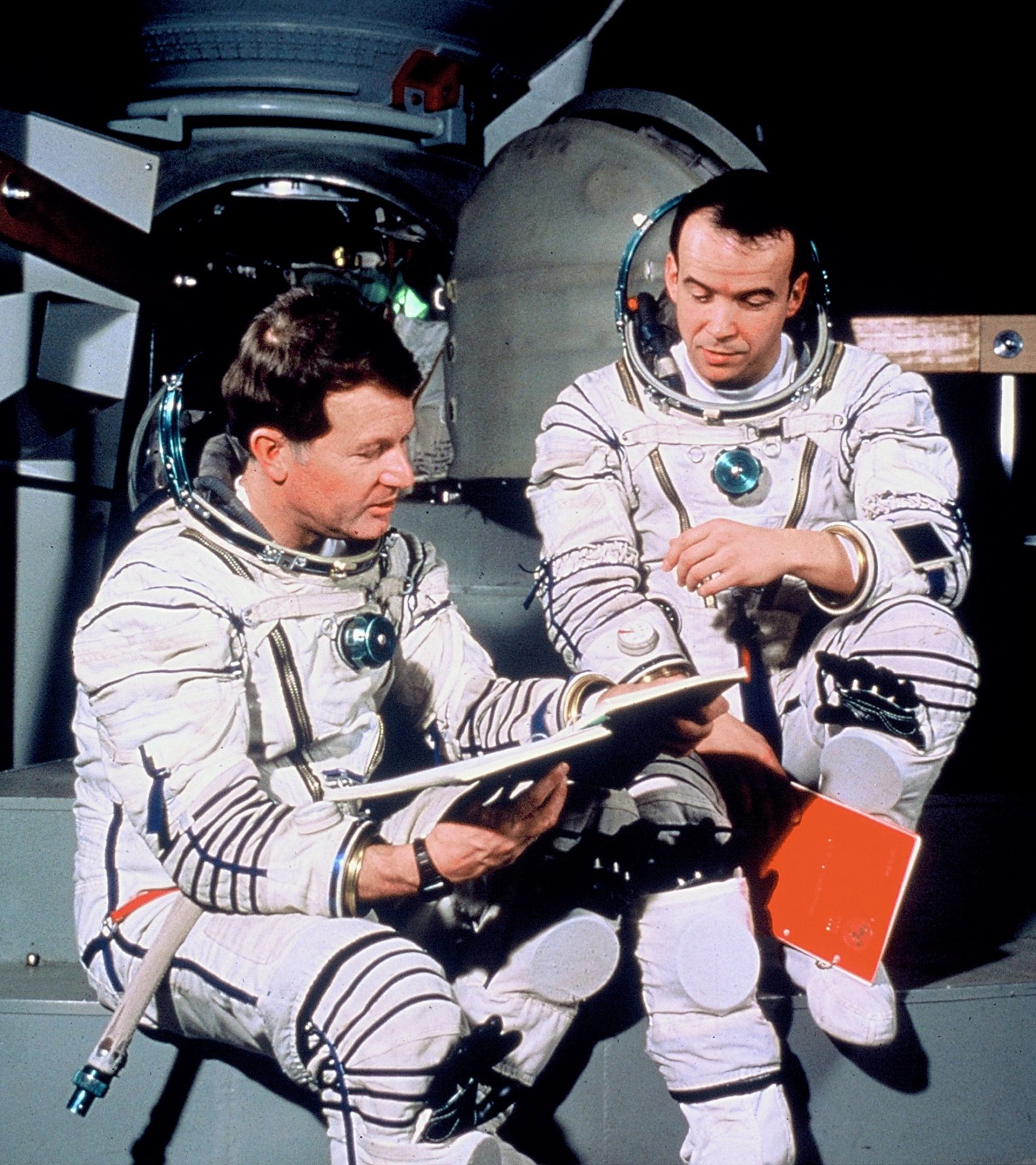 Jean-Loup Chrétien (1er Français dans l'espace) et sa doublure Patrick Baudry (à droite) durant leur entraînement à la Cité des Etoiles de Moscou (crédit : CNES).
