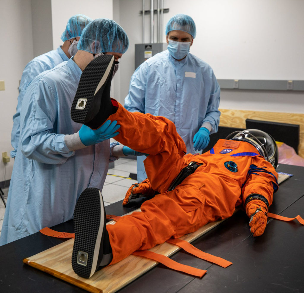 Le mannequin américain Moonikin-Campos en cours de préparation (crédit NASA).