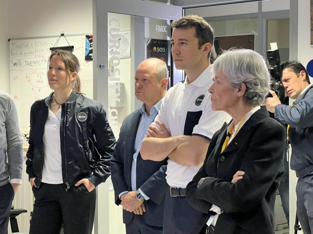 De gauche à droite : Sophie Adenot, Lionel Suchet (CNES), Arnaud Prost et Claudie Haigneré en visite dans les locaux du CNES et du Cadmos (crédit ESA/CNES).