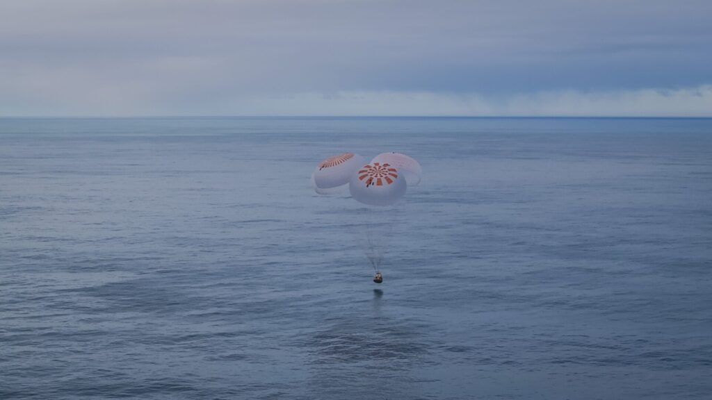 La capsule Dragon Freedom quelques secondes avant de toucher les eaux de l'océan Atlantique lors de son retour sur Terre le 9 février.