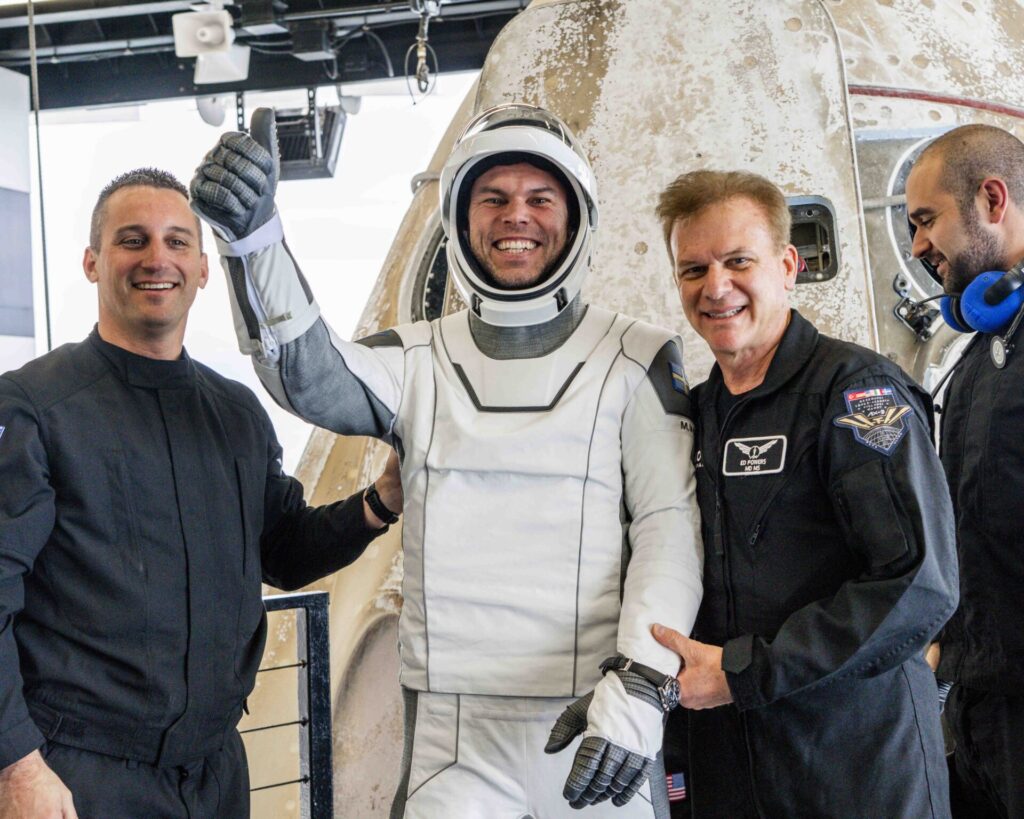 Les équipes de SpaceX accueille l'astronaute suédois Marcus Wandt à la sortie de la capsule lors de son retour sur Terre.