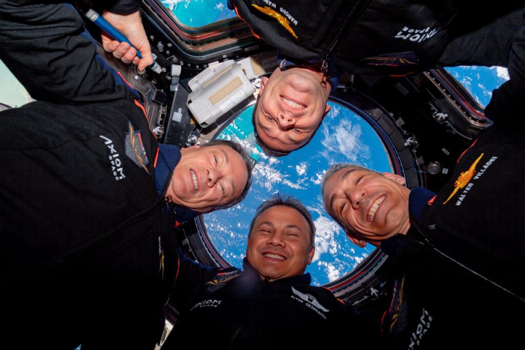 C'est dans la Cupola de l'ISS que cette photo des 4 astronautes a été prise lors de la mission Ax-3 avant leur retour sur Terre.