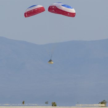 Descente sous parachute pour le Starliner OFT-2